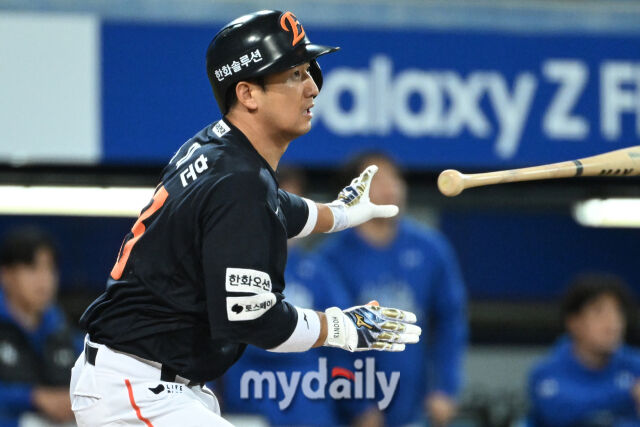 22일 대구 삼성라이온즈파크에서 열린 '2025 신한 SOL BANK KBO 포스트 시즌' 삼성 라이온즈와 한화 이글스 플레이오프(PO) 4차전 경기. 한화 최재훈이 2회초 2사에 안타를 치고 있다./마이데일리