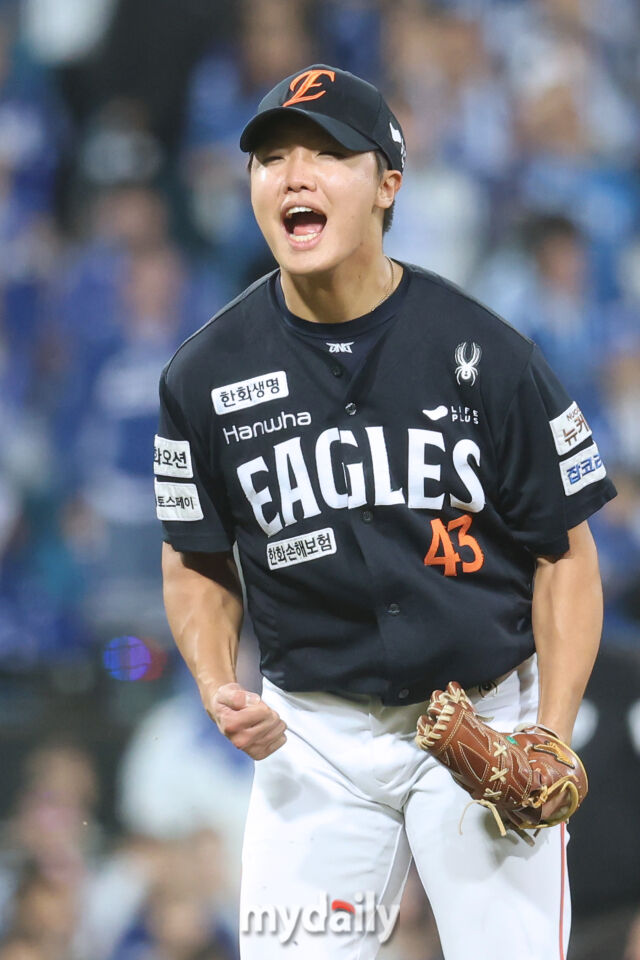 22일 대구 삼성라이온즈파크에서 열린 '2025 신한 SOL BANK KBO 포스트 시즌' 삼성 라이온즈와 한화 이글스 플레이오프(PO) 4차전 경기. 한화 정우주가 3회말 1사 1루에 삼성 김성윤을 병살타로 처리한 후 기뻐하고 있다./마이데일리