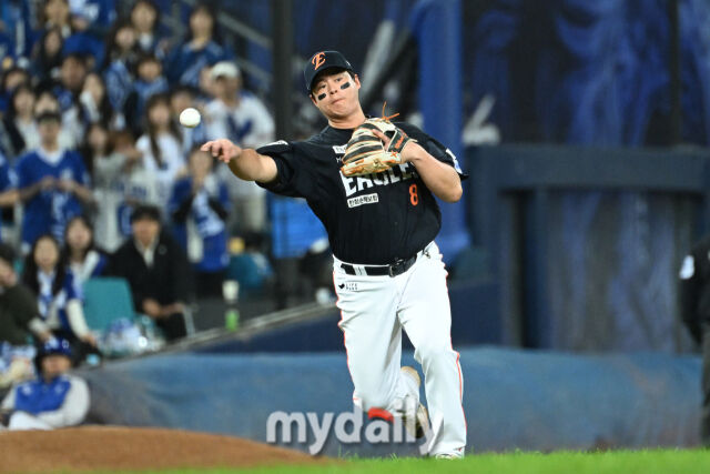 22일 대구 삼성라이온즈파크에서 열린 '2025 신한 SOL BANK KBO 포스트 시즌' 삼성 라이온즈와 한화 이글스 플레이오프(PO) 4차전 경기. 한화 노시환이 4회말 선두타자 삼성 구자욱의 타구를 처리하고 있다./마이데일리