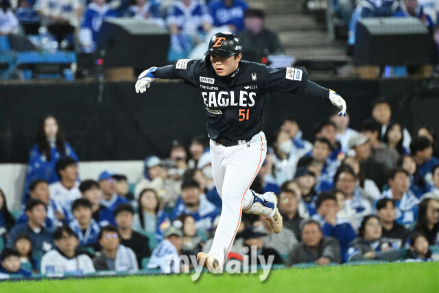 22일 대구 삼성라이온즈파크에서 열린 '2025 신한 SOL BANK KBO 포스트 시즌' 삼성 라이온즈와 한화 이글스 플레이오프(PO) 4차전 경기. 한화 문현빈이 5회초 2사 2-3루에 3점 홈런을 친 후 주루하고 있다./마이데일리