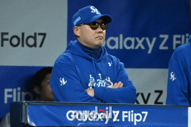 22일 대구 삼성라이온즈파크에서 열린 '2025 신한 SOL BANK KBO 포스트 시즌' 삼성 라이온즈와 한화 이글스 플레이오프(PO) 4차전 경기. 삼성 박진만 감독이 경기를 지켜보고 있다./마이데일리