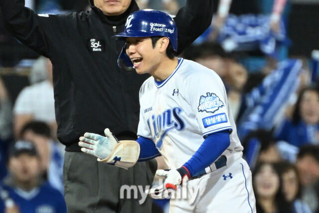22일 대구 삼성라이온즈파크에서 열린 '2025 신한 SOL BANK KBO 포스트 시즌' 삼성 라이온즈와 한화 이글스 플레이오프(PO) 4차전 경기. 삼성 김지찬이 6회말 선두타자로 나와 3루타를 친 후 기뻐하고 있다./마이데일리