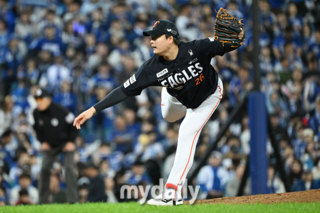 22일 대구 삼성라이온즈파크에서 열린 '2025 신한 SOL BANK KBO 포스트 시즌' 삼성 라이온즈와 한화 이글스 플레이오프(PO) 4차전 경기. 한화 한승혁이 7회말 힘차게 투구하고 있다./마이데일리