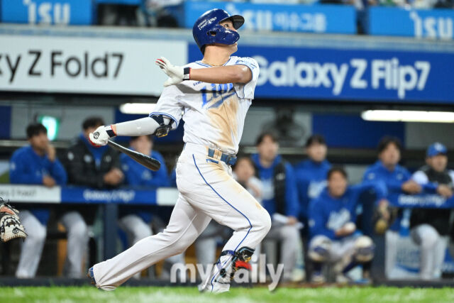 22일 대구 삼성라이온즈파크에서 열린 '2025 신한 SOL BANK KBO 포스트 시즌' 삼성 라이온즈와 한화 이글스 플레이오프(PO) 4차전 경기. 삼성 김영웅이 7회말 1사 1-2루에 역전 3점 홈런을 치고 있다. 김영웅은 앞선 타석에서 동점 3점 홈런을 기록했다./마이데일리