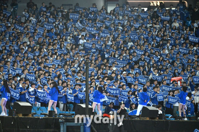 22일 대구 삼성라이온즈파크에서 열린 '2025 신한 SOL BANK KBO 포스트 시즌' 삼성 라이온즈와 한화 이글스 플레이오프(PO) 4차전 경기.<br><br>삼성 야구팬의 응원 물결./마이데일리