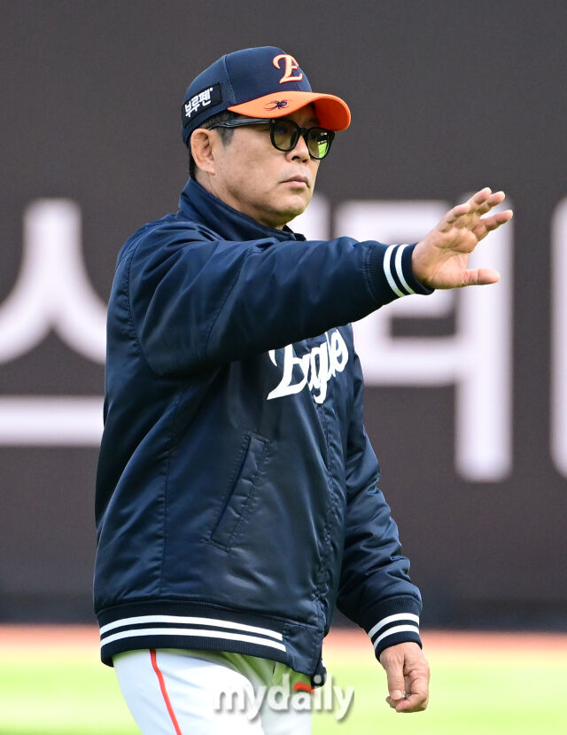 2025년 10월 24일 오후 대전한화생명볼파크에서 열린 '2025 신한 SOL BANK KBO 포스트 시즌' 삼성 라이온즈와 한화 이글스의 플레이오프(PO) 5차전 경기. 한화 양상문 투수코치가 선수들을 지도하고 있다./마이데일리