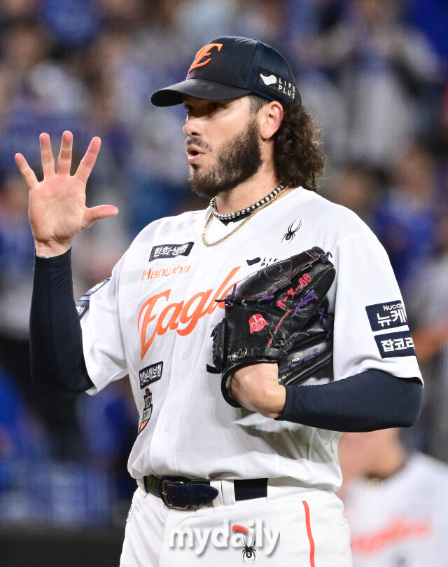 2025년 10월 24일 오후 대전한화생명볼파크에서 열린 '2025 신한 SOL BANK KBO 포스트 시즌' 삼성 라이온즈와 한화 이글스의 플레이오프(PO) 5차전 경기. 한화 선발투수 폰세가 최재훈 포수와 사인을 주고 받고 있다./마이데일리