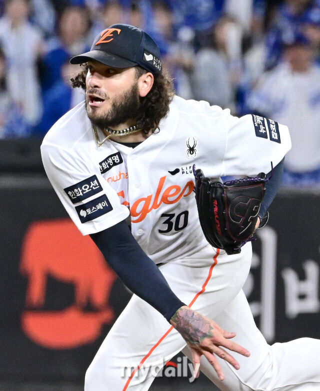 2025년 10월 24일 오후 대전한화생명볼파크에서 열린 '2025 신한 SOL BANK KBO 포스트 시즌' 삼성 라이온즈와 한화 이글스의 플레이오프(PO) 5차전 경기. 한화 선발투수 폰세가 역투하고 있다./마이데일리