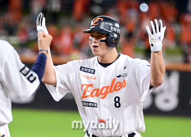 2025년 10월 24일 오후 대전한화생명볼파크에서 열린 '2025 신한 SOL BANK KBO 포스트 시즌' 삼성 라이온즈와 한화 이글스의 플레이오프(PO) 5차전 경기. 한화 노시환이 1회말 1사 2.3루서 1타점 적시타를 친 뒤 기뻐하고 있다./마이데일리