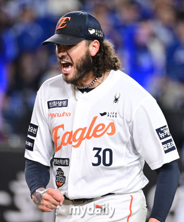 2025년 10월 24일 오후 대전한화생명볼파크에서 열린 '2025 신한 SOL BANK KBO 포스트 시즌' 삼성 라이온즈와 한화 이글스의 플레이오프(PO) 5차전 경기<br><br>한화 선발투수 폰세가 2회초 투구를 마친 뒤 포효하고 있다./마이데일리