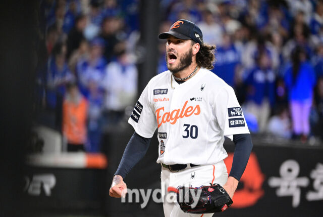 2025년 10월 24일 오후 대전한화생명볼파크에서 열린 '2025 신한 SOL BANK KBO 포스트 시즌' 삼성 라이온즈와 한화 이글스의 플레이오프(PO) 5차전 경기<br><br>한화 선발투수 폰세가 2회초 투구를 마친 뒤 포효하고 있다./마이데일리