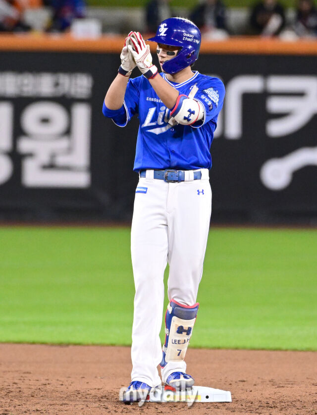 2025년 10월 24일 오후 대전한화생명볼파크에서 열린 '2025 신한 SOL BANK KBO 포스트 시즌' 삼성 라이온즈와 한화 이글스의 플레이오프(PO) 5차전 경기. 삼성 이재현이 2회초 선두타자 2루타를 친 뒤 기뻐하고 있다./마이데일리