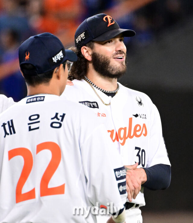 2025년 10월 24일 오후 대전한화생명볼파크에서 열린 '2025 신한 SOL BANK KBO 포스트 시즌' 삼성 라이온즈와 한화 이글스의 플레이오프(PO) 5차전 경기. 한화 선발투수 폰세가 3회초 1사 1루서 삼성 디아즈의 타구를 맞은 뒤 손을 확인하고 있다./마이데일리