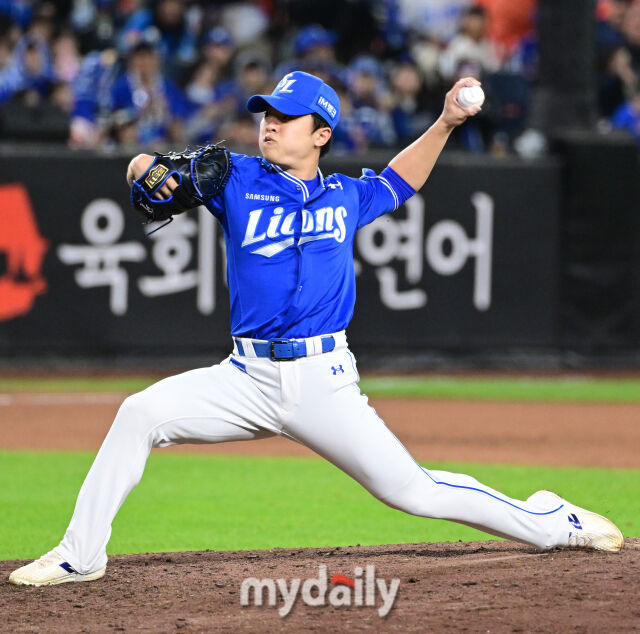 2025년 10월 24일 오후 대전한화생명볼파크에서 열린 '2025 신한 SOL BANK KBO 포스트 시즌' 삼성 라이온즈와 한화 이글스의 플레이오프(PO) 5차전 경기. 삼성 이승민이 4회말 1사 후 구원등판해 역투하고 있다./마이데일리