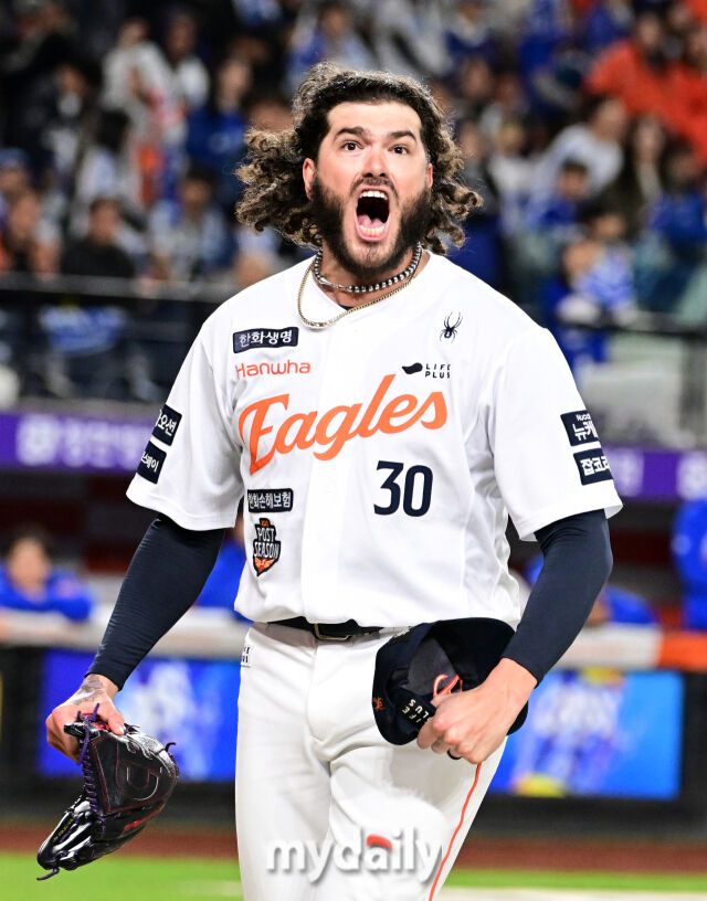 2025년 10월 24일 오후 대전한화생명볼파크에서 열린 '2025 신한 SOL BANK KBO 포스트 시즌' 삼성 라이온즈와 한화 이글스의 플레이오프(PO) 5차전 경기. 한화 선발투수 폰세가 5이닝 1실점 투구를 한 뒤 포효하고 있다./마이데일리