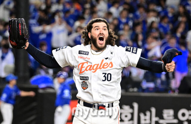 2025년 10월 24일 오후 대전한화생명볼파크에서 열린 '2025 신한 SOL BANK KBO 포스트 시즌' 삼성 라이온즈와 한화 이글스의 플레이오프(PO) 5차전 경기<br><br>한화 선발투수 폰세가 5이닝 1실점 투구를 한 뒤 포효하고 있다./마이데일리