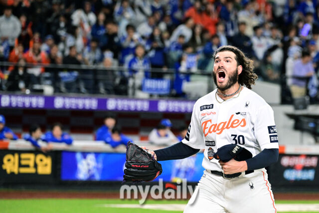 2025년 10월 24일 오후 대전한화생명볼파크에서 열린 '2025 신한 SOL BANK KBO 포스트 시즌' 삼성 라이온즈와 한화 이글스의 플레이오프(PO) 5차전 경기. 한화 선발투수 폰세가 5이닝 1실점 투구를 한 뒤 포효하고 있다./마이데일리