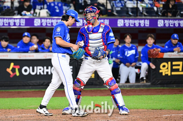2025년 10월 24일 오후 대전한화생명볼파크에서 열린 '2025 신한 SOL BANK KBO 포스트 시즌' 삼성 라이온즈와 한화 이글스의 플레이오프(PO) 5차전 경기. 삼성 양창섭이 5회말 무사 2.3루서 한화 채은성에게 2타점 적시타를 맞은 뒤 허탈해하고 있다./마이데일리