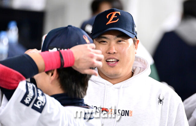 2025년 10월 24일 오후 대전한화생명볼파크에서 열린 '2025 신한 SOL BANK KBO 포스트 시즌' 삼성 라이온즈와 한화 이글스의 플레이오프(PO) 5차전 경기<br><br>한화 류현진이 더그아웃에서 환하게 웃고 있다./마이데일리