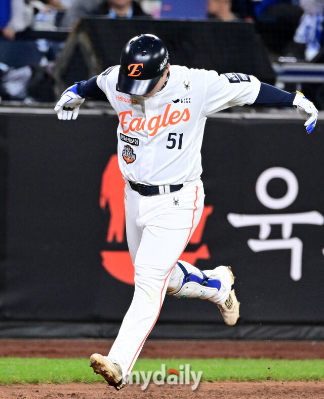 2025년 10월 24일 오후 대전한화생명볼파크에서 열린 '2025 신한 SOL BANK KBO 포스트 시즌' 삼성 라이온즈와 한화 이글스의 플레이오프(PO) 5차전 경기. 한화 문현빈이 8회말 1사 1루서 2점 홈런을 친 뒤 세리머니를 하고 있다./마이데일리