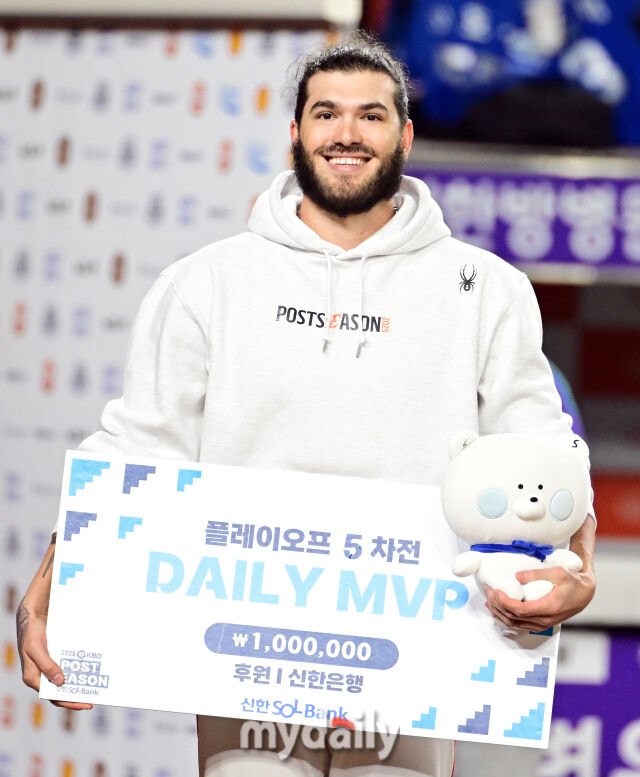 2025년 10월 24일 오후 대전한화생명볼파크에서 열린 '2025 신한 SOL BANK KBO 포스트 시즌' 삼성 라이온즈와 한화 이글스의 플레이오프(PO) 5차전 경기. 한화 폰세가 11-2로 승리하며 한국시리즈 진출을 확정한 뒤 PO 5차전 MVP를 수상하고 있다./마이데일리