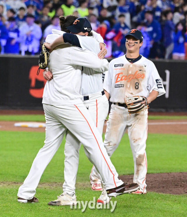 2025년 10월 24일 오후 대전한화생명볼파크에서 열린 '2025 신한 SOL BANK KBO 포스트 시즌' 삼성 라이온즈와 한화 이글스의 플레이오프(PO) 5차전 경기. 한화 폰세와 와이스가 11-2로 승리하며 한국시리즈 진출을 확정한 뒤 기뻐하고 있다./마이데일리