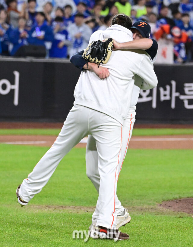 2025년 10월 24일 오후 대전한화생명볼파크에서 열린 '2025 신한 SOL BANK KBO 포스트 시즌' 삼성 라이온즈와 한화 이글스의 플레이오프(PO) 5차전 경기. 한화 폰세와 와이스가 11-2로 승리하며 한국시리즈 진출을 확정한 뒤 기뻐하고 있다./마이데일리