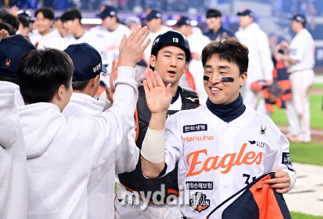 2025년 10월 24일 오후 대전한화생명볼파크에서 열린 '2025 신한 SOL BANK KBO 포스트 시즌' 삼성 라이온즈와 한화 이글스의 플레이오프(PO) 5차전 경기. 한화 손아섭이 11-2로 승리하며 한국시리즈 진출을 확정한 뒤 기뻐하고 있다./마이데일리