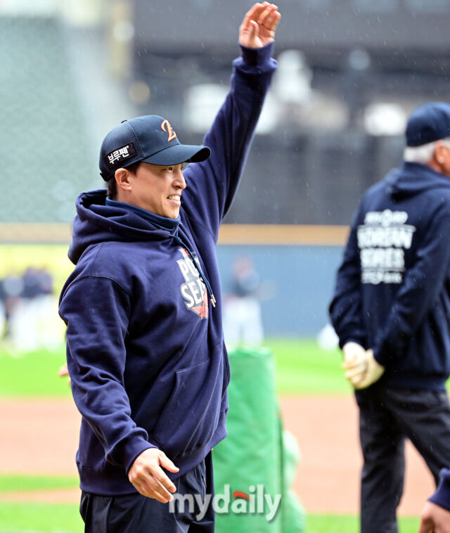 2025년 10월 26일 오후 서울 송파구 잠실야구장에서 열리는 '2025 신한 SOL Bank KBO 한국시리즈 1차전' 한화 이글스와 LG 트윈스의 경기 전 한화 손아섭이 훈련을 하고 있다./마이데일리