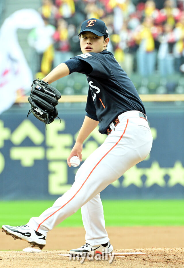 26일 오후 서울 잠실야구장에서 진행된 '2025 신한 SOL Bank KBO 한국시리즈 1차전' 한화 이글스와 LG 트윈스의 경기. 한화 선발 문동주가 역투를 펼치고 있다./마이데일리