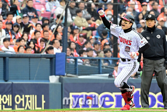 26일 오후 서울 잠실야구장에서 진행된 '2025 신한 SOL Bank KBO 한국시리즈 1차전' 한화 이글스와 LG 트윈스의 경기. LG 박해민이 5회초 선두타자로 등장해 한화 문동주를 상대로 솔로 홈런을 때린 뒤 기뻐하고 있다./마이데일리