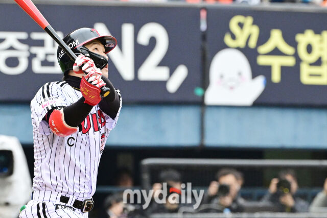26일 오후 서울 잠실야구장에서 진행된 '2025 신한 SOL Bank KBO 한국시리즈 1차전' 한화 이글스와 LG 트윈스의 경기. LG 박해민이 5회초 선두타자로 등장해 한화 문동주를 상대로 솔로 홈런을 때린 뒤 타구를 바라보고 있다./마이데일리