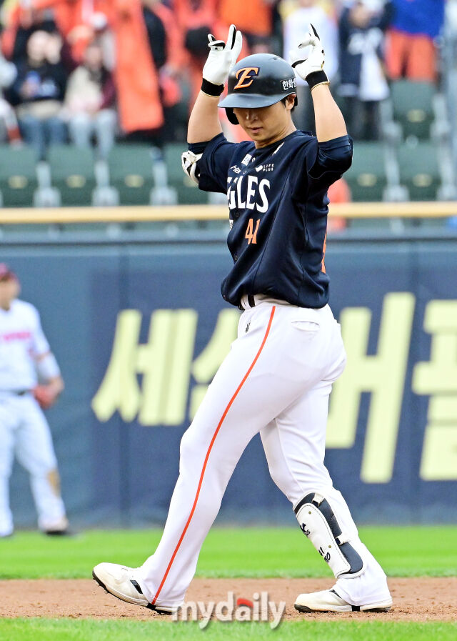 26일 오후 서울 잠실야구장에서 진행된 '2025 신한 SOL Bank KBO 한국시리즈 1차전' 한화 이글스와 LG 트윈스의 경기. 한화 최인호가 5회초 2루타를 때린 뒤 세리머니를 펼치고 있다./마이데일리