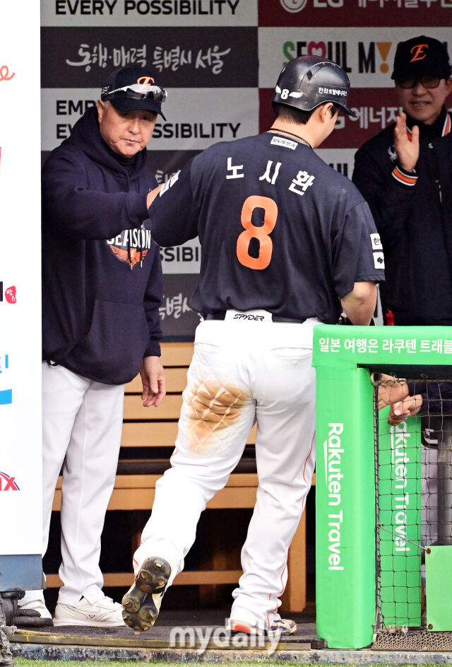 26일 오후 서울 잠실야구장에서 진행된 '2025 신한 SOL Bank KBO 한국시리즈 1차전' 한화 이글스와 LG 트윈스의 경기. 한화 김경문 감독이 6회초 득점에 성공한 노시환과 하이파이브를 하고 있다./마이데일리