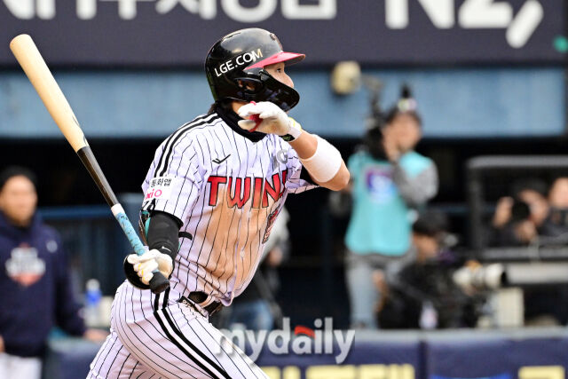 26일 오후 서울 잠실야구장에서 진행된 '2025 신한 SOL Bank KBO 한국시리즈 1차전' 한화 이글스와 LG 트윈스의 경기.<br><br>LG 신민재가 6회말 1사 만루에서 2타점 적시타를 때리고 있다.
