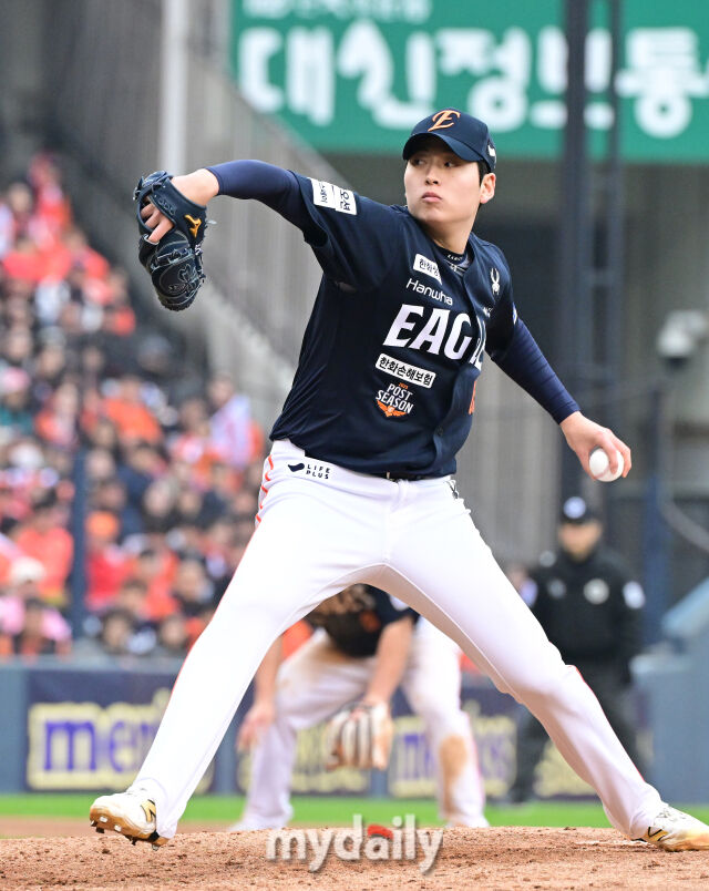 26일 오후 서울 잠실야구장에서 진행된 '2025 신한 SOL Bank KBO 한국시리즈 1차전' 한화 이글스와 LG 트윈스의 경기. 한화 조동욱이 구원 등판해 역투를 펼치고 있다./마이데일리
