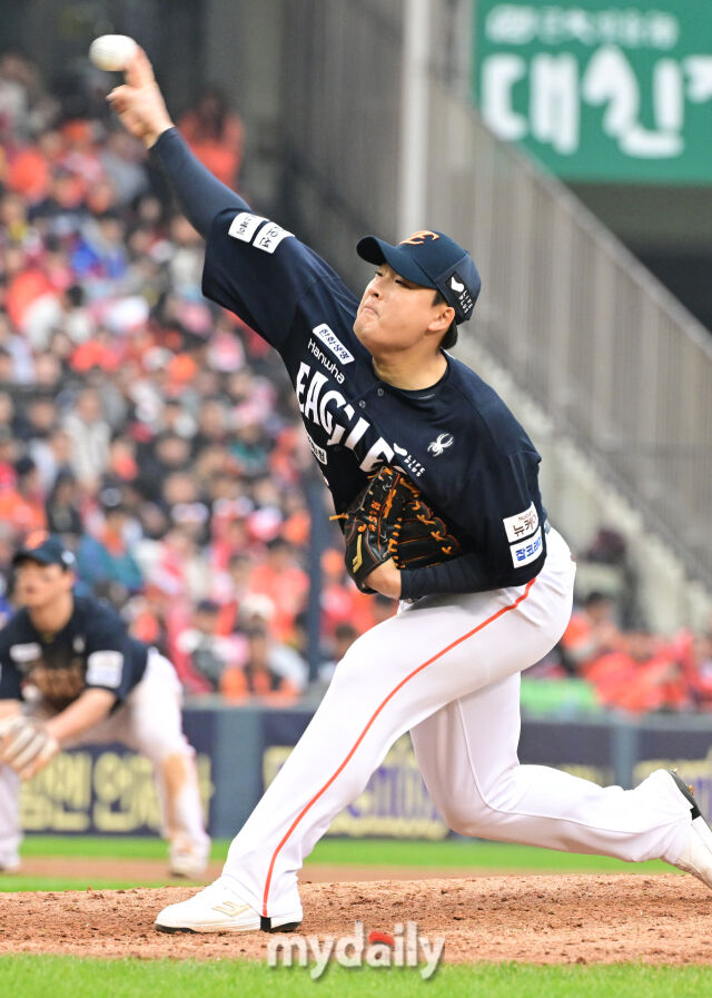 26일 오후 서울 잠실야구장에서 진행된 '2025 신한 SOL Bank KBO 한국시리즈 1차전' 한화 이글스와 LG 트윈스의 경기. 한화 한승혁이 구원 등판해 역투를 펼치고 있다./마이데일리