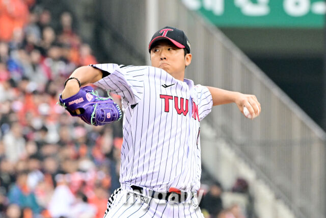 26일 오후 서울 잠실야구장에서 진행된 '2025 신한 SOL Bank KBO 한국시리즈 1차전' 한화 이글스와 LG 트윈스의 경기.<br><br>LG 송승기가 구원 등판해 역투를 펼치고 있다./마이데일리