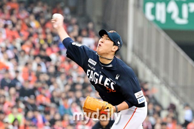26일 오후 서울 잠실야구장에서 진행된 '2025 신한 SOL Bank KBO 한국시리즈 1차전' 한화 이글스와 LG 트윈스의 경기. 한화 박상원이 구원 등판해 역투를 펼치고 있다./마이데일리
