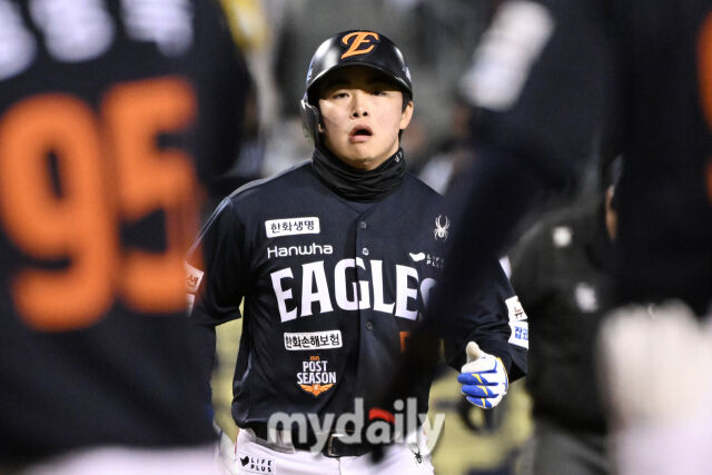 27일 서울 잠실야구장에서 열린 2025 신한 SOL 뱅크 KBO 한국시리즈 2차전' 한화 이글스와 LG 트윈스 경기. 한화 문현빈이 1회초 1사 1루에서 선제 투런포를 친 후 그라운드를 돌고 있다./마이데일리