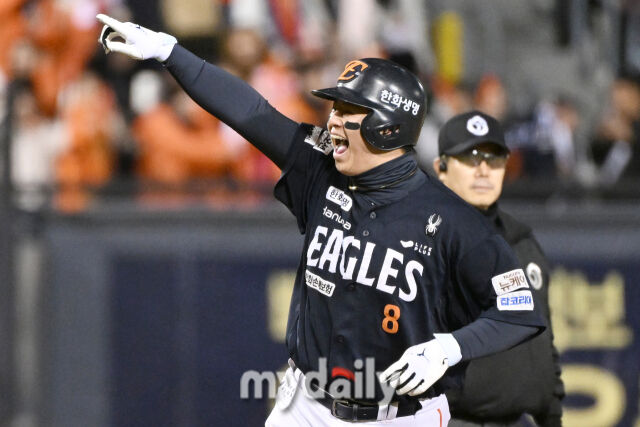 27일 서울 잠실야구장에서 열린 2025 신한 SOL 뱅크 KBO 한국시리즈 2차전' 한화 이글스와 LG 트윈스 경기. 한화 노시환이 1회초 1사에 백투백 홈런을 친 후 그라운드를 돌고 있다./마이데일리