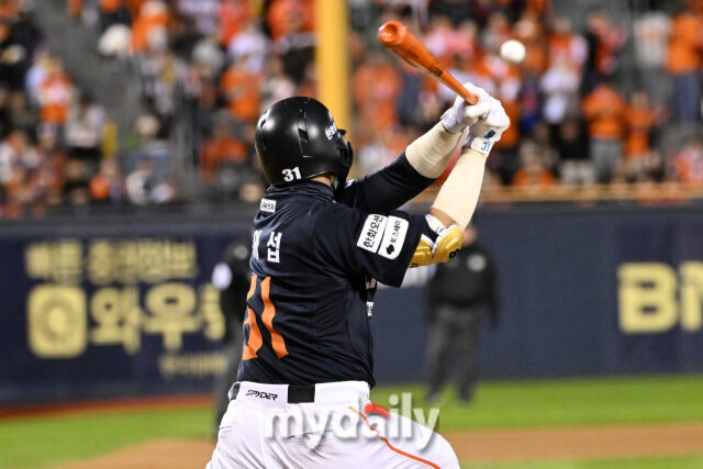 27일 서울 잠실야구장에서 열린 2025 신한 SOL 뱅크 KBO 한국시리즈 2차전' 한화 이글스와 LG 트윈스 경기. 한화 손아섭 1회초 2사에 2루타를 치고 있다./마이데일리
