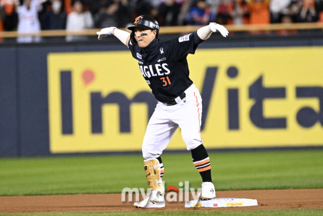 27일 서울 잠실야구장에서 열린 2025 신한 SOL 뱅크 KBO 한국시리즈 2차전' 한화 이글스와 LG 트윈스 경기.<br><br>한화 손아섭 1회초 2사에 2루타를 친 후 기뻐하고 있다./마이데일리