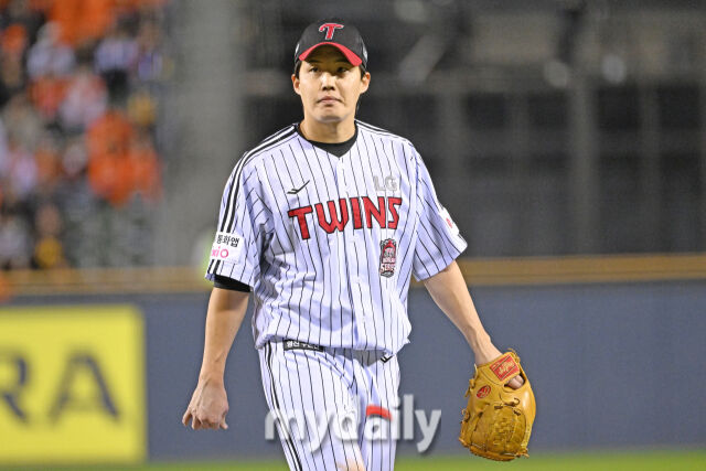 27일 서울 잠실야구장에서 열린 2025 신한 SOL 뱅크 KBO 한국시리즈 2차전' 한화 이글스와 LG 트윈스 경기. LG 선발 임찬규가 1회초 4실점 이닝을 마치고 더그아웃으로 들어서고 있다./마이데일리