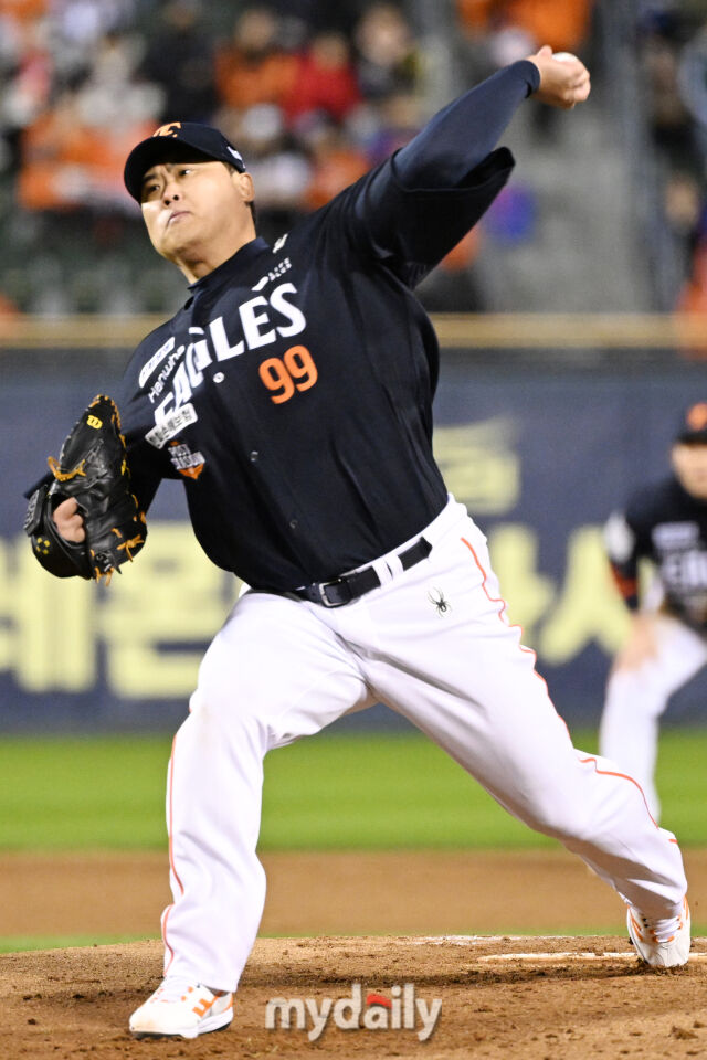 27일 서울 잠실야구장에서 열린 2025 신한 SOL 뱅크 KBO 한국시리즈 2차전' 한화 이글스와 LG 트윈스 경기. 한화 선발 류현진이 힘차게 투구하고 있다./마이데일리