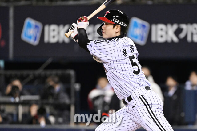 27일 서울 잠실야구장에서 열린 2025 신한 SOL 뱅크 KBO 한국시리즈 2차전' 한화 이글스와 LG 트윈스 경기. LG 홍창기가 2회말 1사 2루에 역전 1타점 적시타를 치고 있다./마이데일리