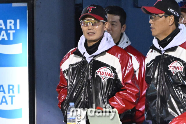 27일 서울 잠실야구장에서 열린 2025 신한 SOL 뱅크 KBO 한국시리즈 2차전' 한화 이글스와 LG 트윈스 경기.<br><br>LG 염경엽 감도깅 경기를 지켜보고 있다./마이데일리