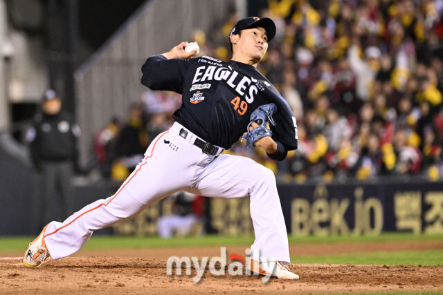 27일 서울 잠실야구장에서 열린 2025 신한 SOL 뱅크 KBO 한국시리즈 2차전' 한화 이글스와 LG 트윈스 경기.<br><br>한화 윤산흠이 7회말 교체되 마운드에 올라 힘차게 투구하고 있다./마이데일리