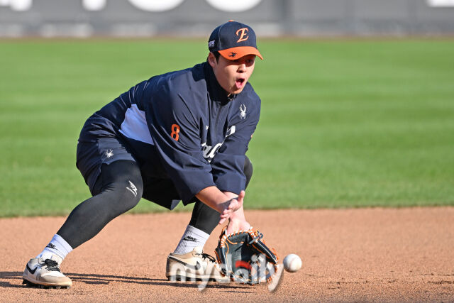 29일 대전 한화생명 볼파크 야구장에서 열린 '2025 신한 SOL 뱅크 KBO 한국시리즈 3차전' LG 트윈스와 한화 이글스 경기. 한화 노시환이 경기 전 수비 훈련을 하고 있다./마이데일리