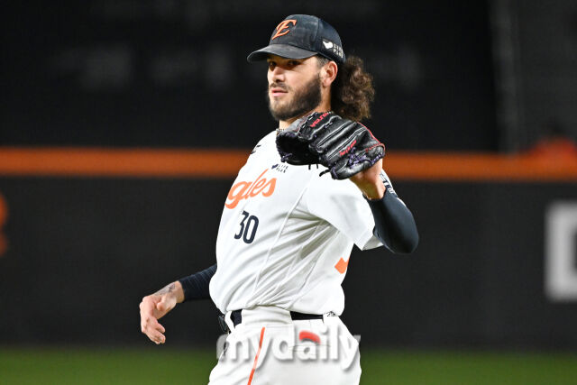 29일 대전 한화생명 볼파크 야구장에서 열린 '2025 신한 SOL 뱅크 KBO 한국시리즈 3차전' LG 트윈스와 한화 이글스 경기. 한화 선발 폰세가 투구 준비를 하고 있다./마이데일리